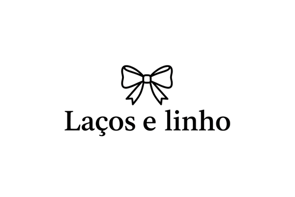 Uma logo chamada "Laços e linho" o fundo é transparente e suas letras são pretas. Acima das letras está um laço simples tamém preto